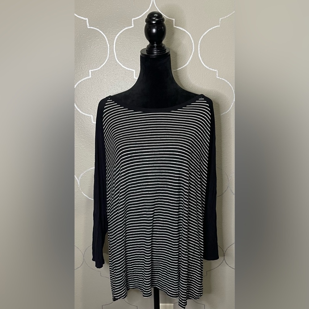 🏷️ Maurice’s Black and White Stripe Tee Size 3